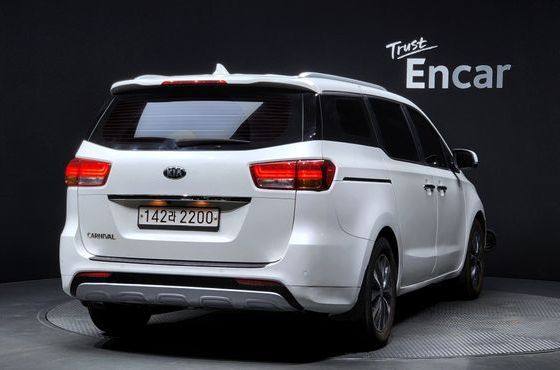 Kia Carnival 9-seater Luxury — пробег 211 685 км — фото 2 из 5