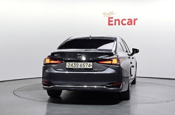 Lexus ES Luxury Plus — пробег 78 105 км — фото 4 из 5