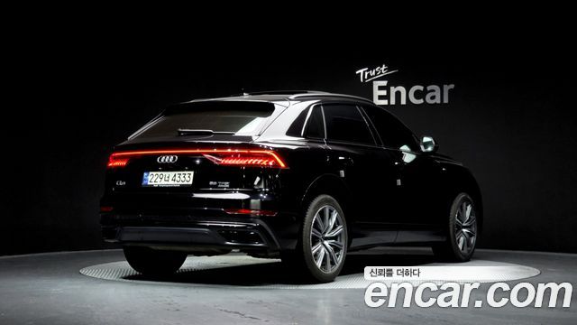 Audi Q8 55 TFSI Quattro Premium — пробег 111 772 км — фото 2 из 5