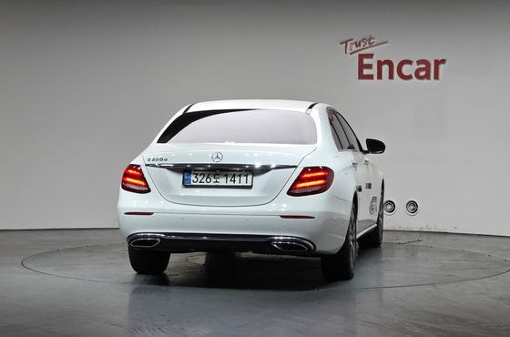 Mercedes-Benz E-Class E220d Avantgarde — пробег 61 630 км — фото 4 из 5