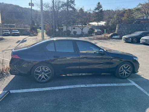 BMW 5-Series 520i M Sport — пробег 1 690 км — фото 3 из 5