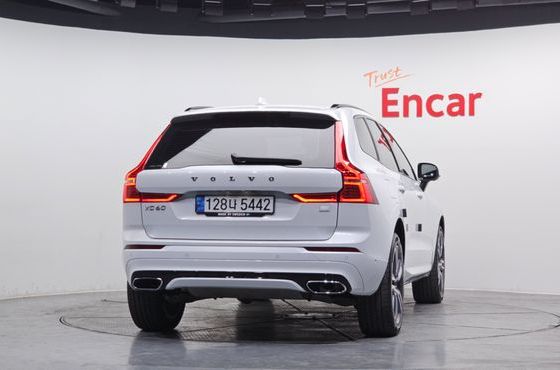 Volvo XC60 T8 R-Design — пробег 104 545 км — фото 4 из 5