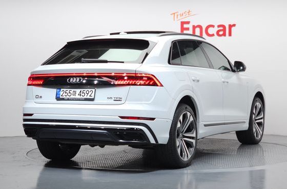 Audi Q8 55 TFSI Quattro Premium — пробег 74 860 км — фото 2 из 5