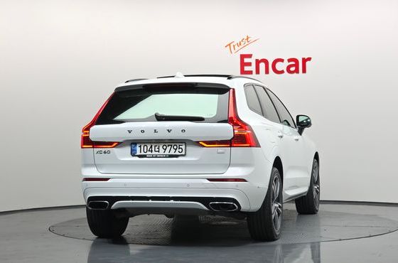 Volvo XC60 T8 R-Design — пробег 44 196 км — фото 4 из 5