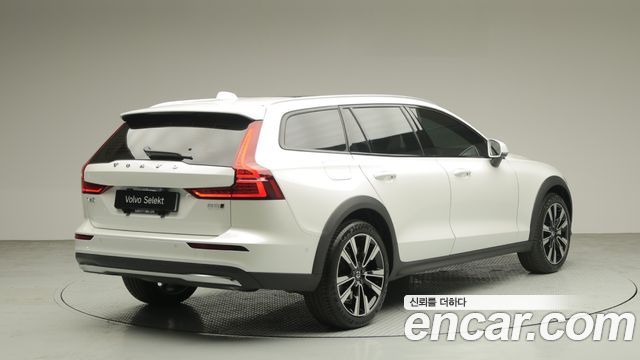 Volvo V60 B5 Ultra AWD — пробег 4 799 км — фото 2 из 5