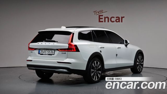 Volvo V60 B5 Ultra AWD — пробег 18 858 км — фото 2 из 5