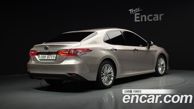 Toyota Camry 2.5 XLE Hybrid — пробег 67 018 км — фото 2 из 5