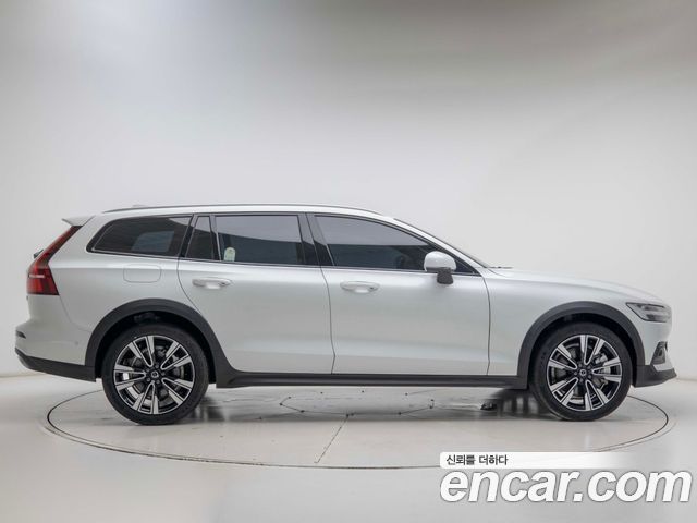 Volvo V60 B5 Ultra AWD — пробег 7 935 км — фото 5 из 5