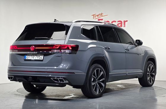 Volkswagen Atlas 2.0 TSI R-LINE 7-Seater — пробег 4 673 км — фото 2 из 5