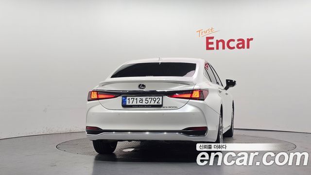 Lexus ES Executive — пробег 16 083 км — фото 4 из 5