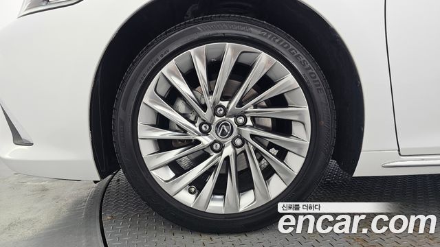 Lexus ES Executive — пробег 16 083 км — фото 5 из 5