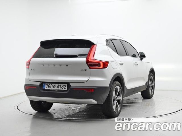 Volvo XC40 B4 Ultra Bright — пробег 11 253 км — фото 2 из 5