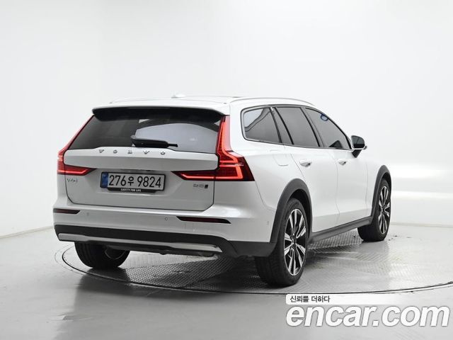 Volvo V60 B5 Ultra AWD — пробег 10 967 км — фото 2 из 5