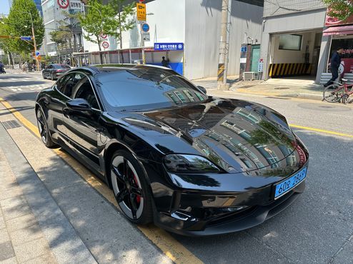 Porsche Taycan 4S — пробег 25 000 км — фото 1 из 5