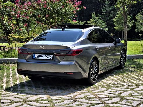 Toyota Camry 2.5 XLE Premium Hybrid — пробег 4 900 км — фото 2 из 5