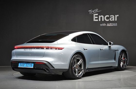 Porsche Taycan GTS — пробег 8 115 км — фото 2 из 5
