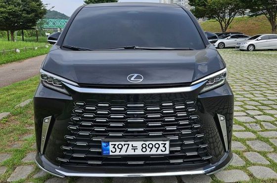 Lexus LM 500h Executive — пробег 9 км — фото 1 из 5