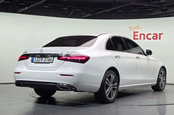 Mercedes-Benz E-Class E350 4MATIC Avantgarde — пробег 68 027 км — фото 2 из 5