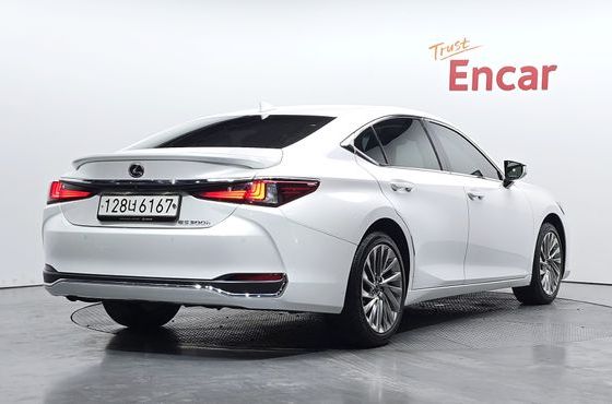 Lexus ES Luxury Plus — пробег 63 930 км — фото 2 из 5