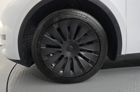 Tesla Model Y RWD — пробег 54 104 км — фото 5 из 5