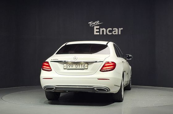 Mercedes-Benz E-Class E220d Exclusive — пробег 100 030 км — фото 4 из 5