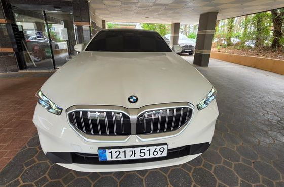BMW 5-Series 530i xDrive — пробег 500 км — фото 1 из 5