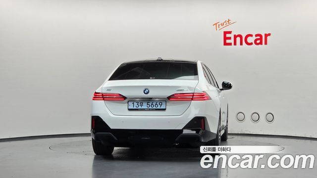 BMW i5 eDrive 40 M Sport — пробег 44 917 км — фото 4 из 5