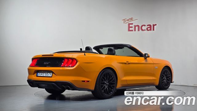 Ford Mustang GT Convertible — пробег 90 825 км — фото 2 из 5