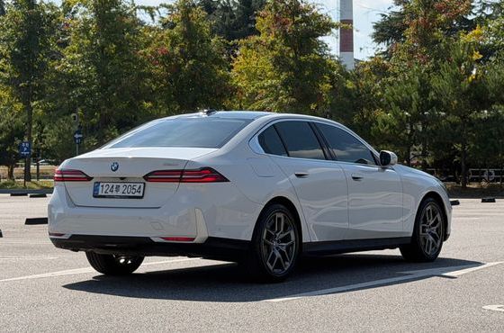 BMW 5-Series 520i — пробег 9 429 км — фото 2 из 5