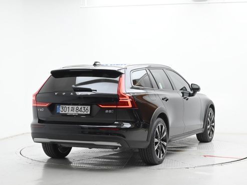 Volvo V60 B5 Ultra AWD — пробег 8 979 км — фото 2 из 5