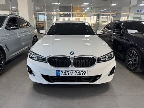 BMW 3-Series 320i — пробег 4 242 км — фото 3 из 5