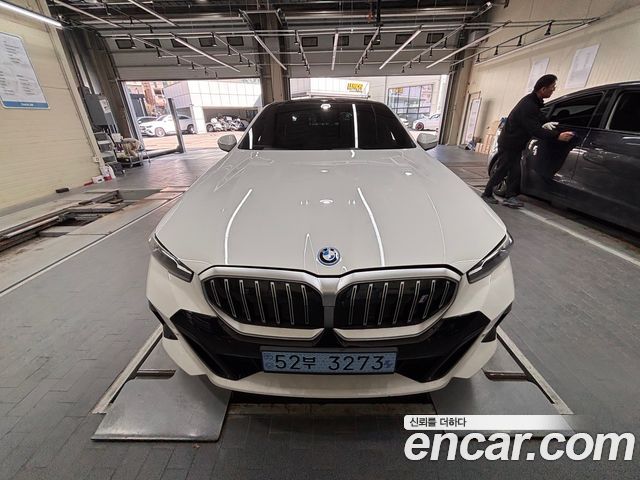 BMW i5 eDrive 40 M Sport — пробег 4 800 км — фото 1 из 5