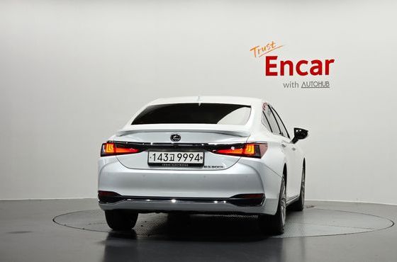 Lexus ES Luxury Plus — пробег 64 267 км — фото 4 из 5