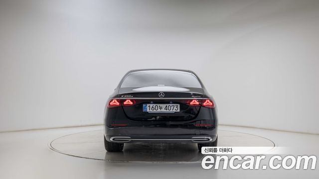 Mercedes-Benz E-Class E350e 4MATIC — пробег 9 764 км — фото 4 из 5