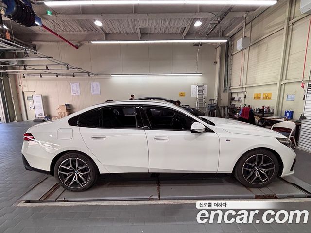 BMW i5 eDrive 40 M Sport — пробег 4 800 км — фото 3 из 5