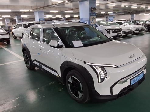Kia EV3 Long Range 2WD Earth — пробег 7 км — фото 1 из 5