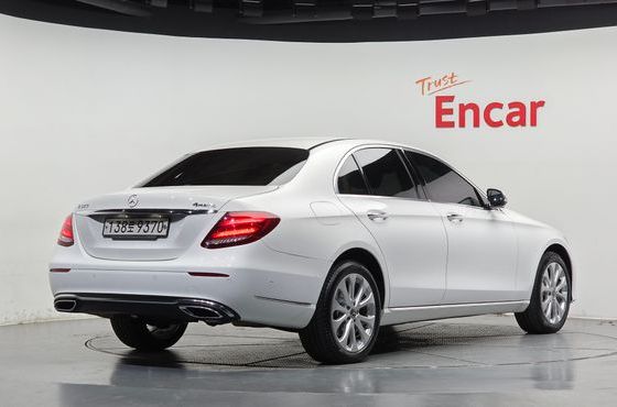 Mercedes-Benz E-Class E300 4MATIC Exclusive — пробег 67 015 км — фото 2 из 5