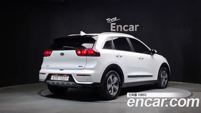 Kia Niro Luxury — пробег 76 725 км — фото 2 из 5