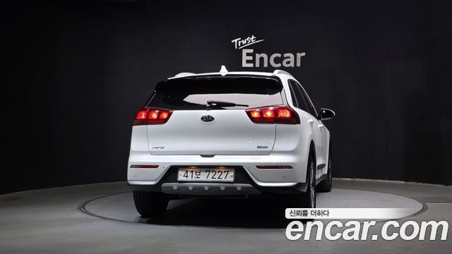 Kia Niro Luxury — пробег 76 725 км — фото 4 из 5