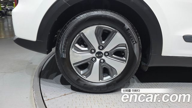 Kia Niro Luxury — пробег 76 725 км — фото 5 из 5