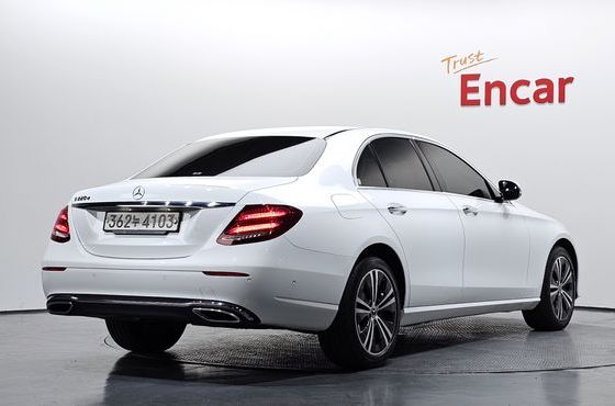 Mercedes-Benz E-Class E220d Avantgarde — пробег 75 521 км — фото 2 из 5