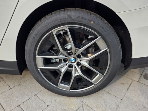BMW 5-Series 520i — пробег 2 300 км — фото 5 из 5