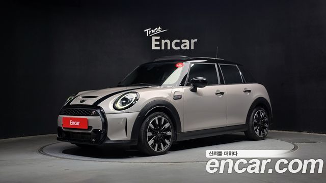 Mini Cooper 5Door Classic Launch Pack Third Generation — пробег 23 584 км — фото 1 из 5