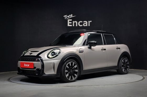 Mini Cooper 5Door Classic Launch Pack Third Generation — пробег 23 584 км — фото 1 из 5