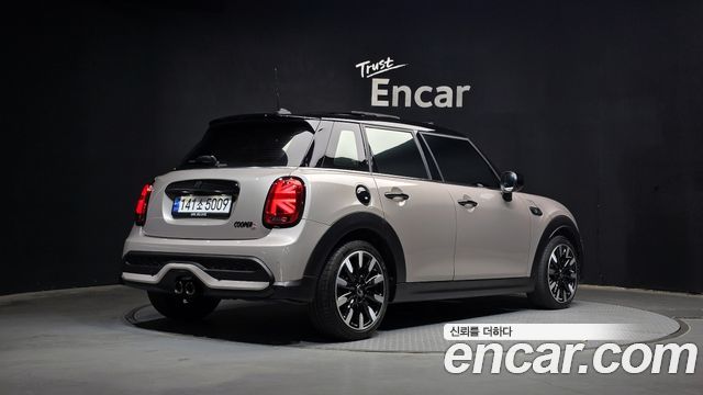 Mini Cooper 5Door Classic Launch Pack Third Generation — пробег 23 584 км — фото 2 из 5