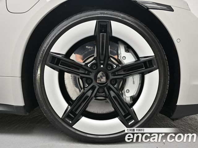 Porsche Taycan Turbo — пробег 10 400 км — фото 5 из 5