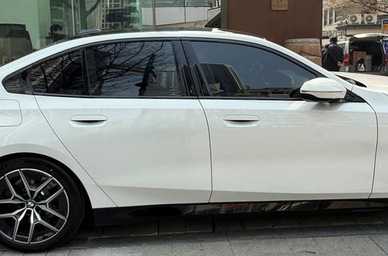 BMW 5-Series 520i M Sport — пробег 1 100 км — фото 2 из 5