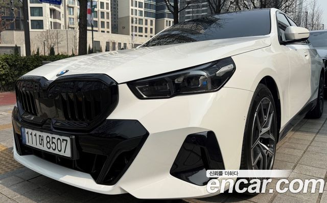 BMW 5-Series 520i M Sport — пробег 1 100 км — фото 5 из 5
