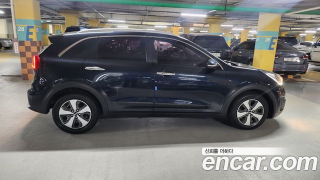 Kia Niro Prestige — пробег 94 977 км — фото 3 из 5