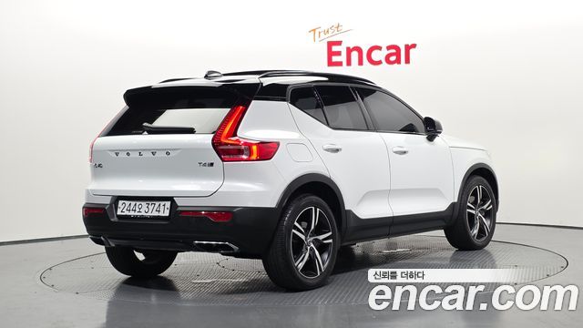 Volvo XC40 T4 R-Design — пробег 68 960 км — фото 2 из 5